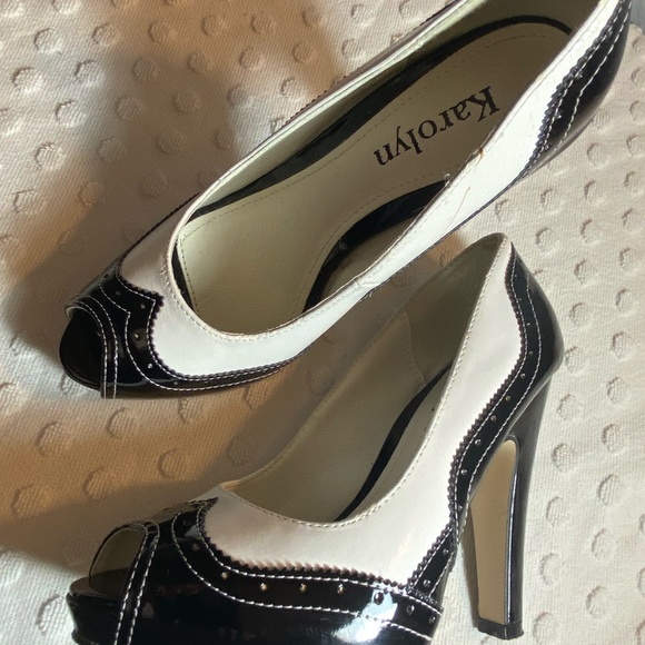 Vintage KAROLYN Black and white Spectator Pumps - Picture 11 of 16
